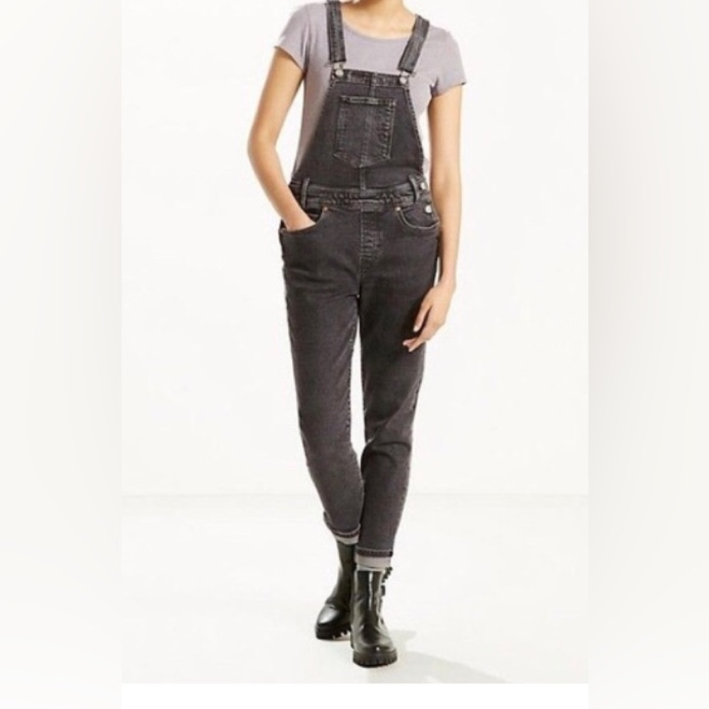 Women’s Levi’s overalls size xs, worn only once! Perfect condition!